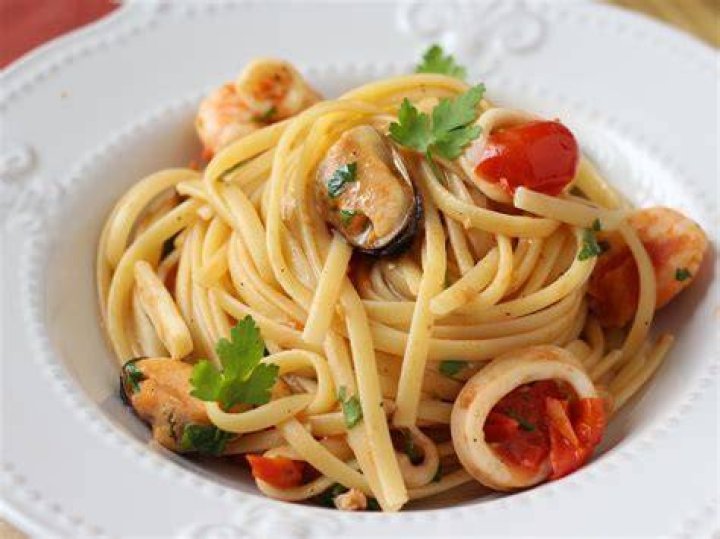La Camarera Te SirviÃ³ El Plato De Pasta Con Mariscos